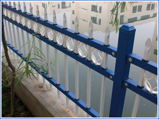 定做工厂围墙护栏喷塑铁艺护栏价格与选购指南